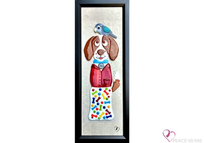 Œuvre Percé-Verre: Toby the English spaniel with his white and caramel coat and Océane the parrot, personalized creations in fused glass.