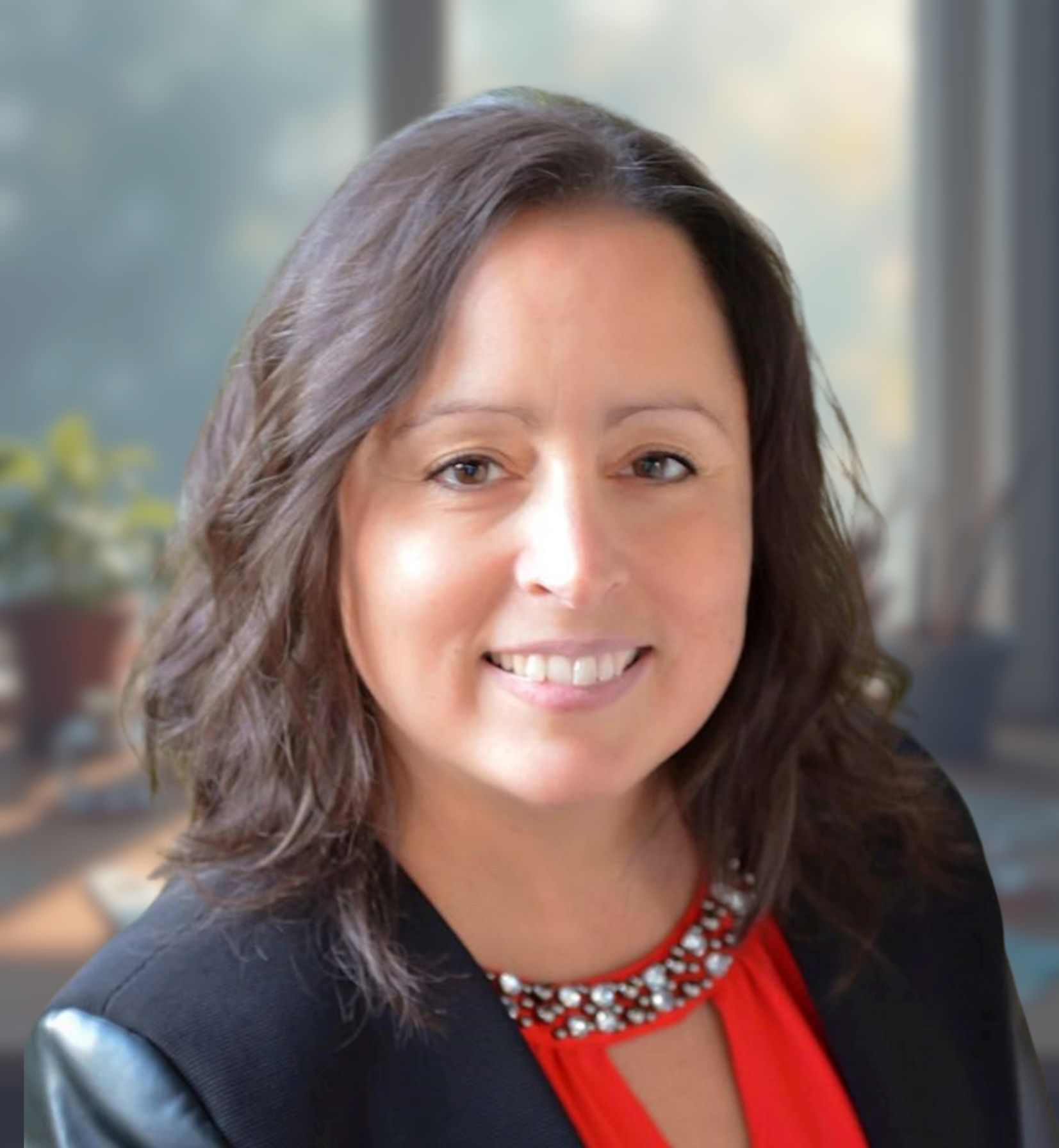 Stéphanie-Beland-Atelier-Art-Verrier-Fait-au-Québec-Percé-Verre Découvrez Stéphanie Béland, artiste verrière québécoise derrière Percé-Verre. Un regard sur la lumière, la création et le cœur du verre fusionné, fait main au Québec.