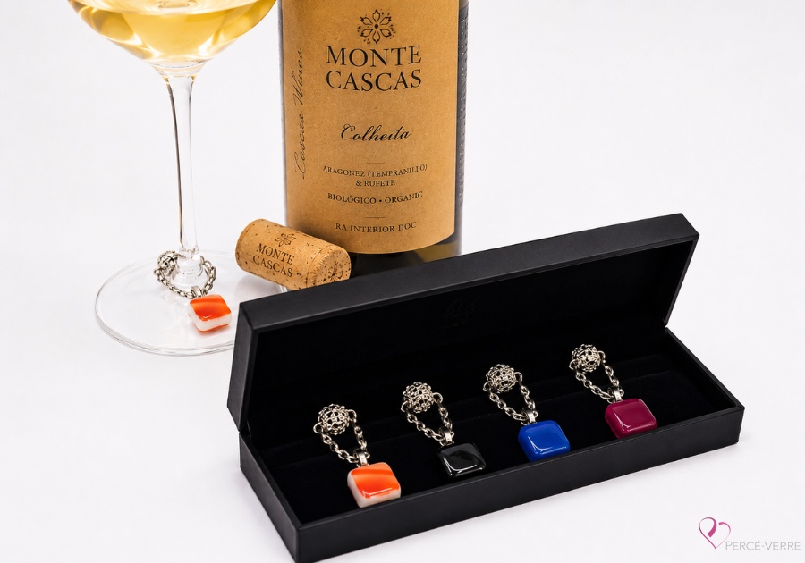 Coffret de 4 marque-verres de luxe en verre fusionné aux couleurs foncées avec attaches argentées – Percé-Verre