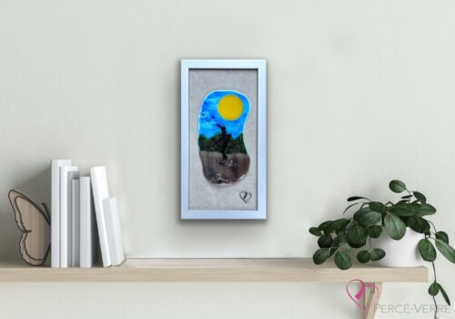 Silhouette en élan sous un soleil lumineux en verre fusionné fait au Québec – art verrier Percé-Verre