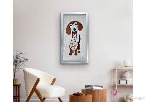 Œuvre en verre fusionné représentant Toulouse, le chien saucisse, fait main au Québec – Percé-Verre