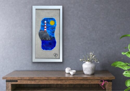 Phare en verre fusionné fait main au Québec sur fond marin bleu – art verrier québécois Percé-Verre