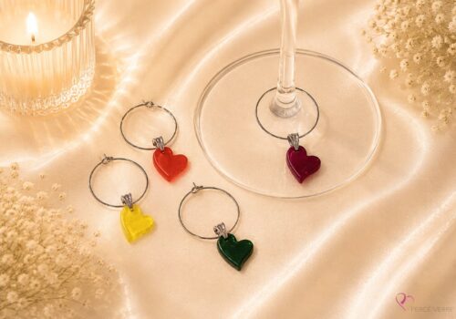 Coffret de 4 marque-verres coeurs en verre fusionné – couleurs chaudes – Collection Les Essentiels – Percé-Verre