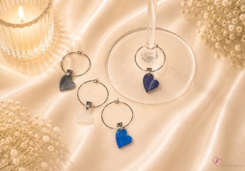 Coffret de 4 marque-verres coeurs en verre fusionné – couleurs froides – Collection Les Essentiels – Percé-Verre