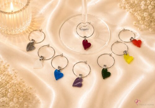 Coffret de 8 marque-verres coeurs en verre fusionné – couleurs mixtes – Collection Les Essentiels – Percé-Verre
