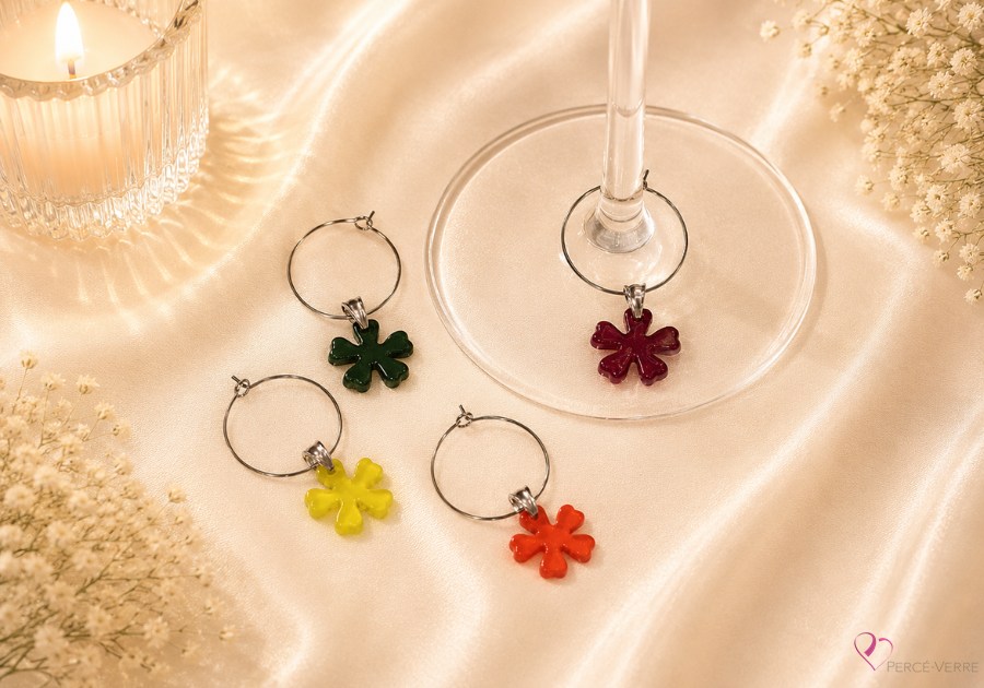 Coffret de 4 marque-verres fleurs en verre fusionné – couleurs chaudes – Collection Les Essentiels – Percé-Verre