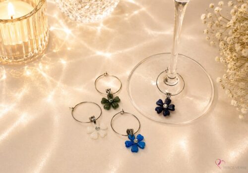 Coffret de 4 marque-verres fleurs avec cristal en verre fusionné – couleurs froides – Collection Les Essentiels – Percé-Verre