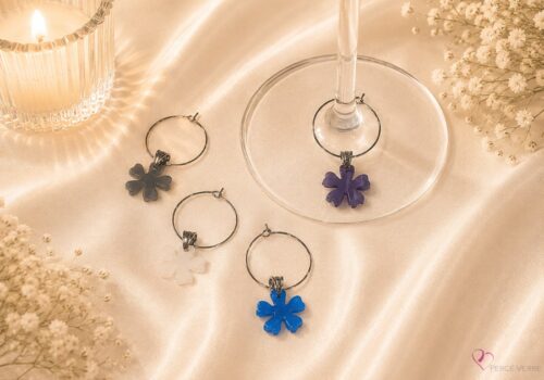 Coffret de 4 marque-verres fleurs en verre fusionné – couleurs froides – Collection Les Essentiels – Percé-Verre