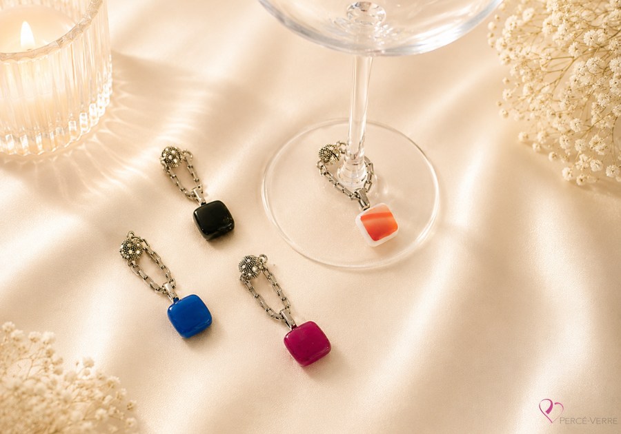Coffret de 4 marque-verres de luxe en verre fusionné avec attache aimantée – couleurs foncées – Percé-Verre