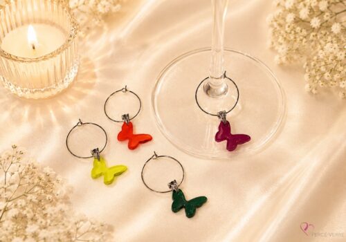Coffret de 4 marque-verres papillons en verre fusionné – couleurs chaudes – Collection Les Essentiels – Percé-Verre