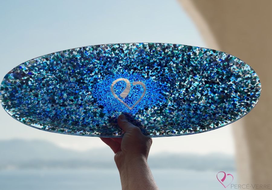 Transparence de l'assiette décorative en verre fusionné bleue Cœur d'Océan