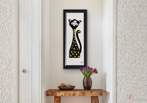 Œuvre murale de chat Citron en verre fusionné présentée dans un intérieur lumineux.