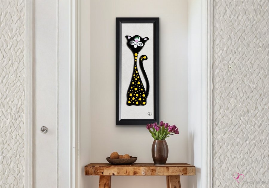 Œuvre murale de chat Citron en verre fusionné présentée dans un intérieur lumineux.