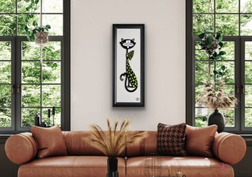 Œuvre murale de chat Limette en verre fusionné présentée dans un décor moderne.