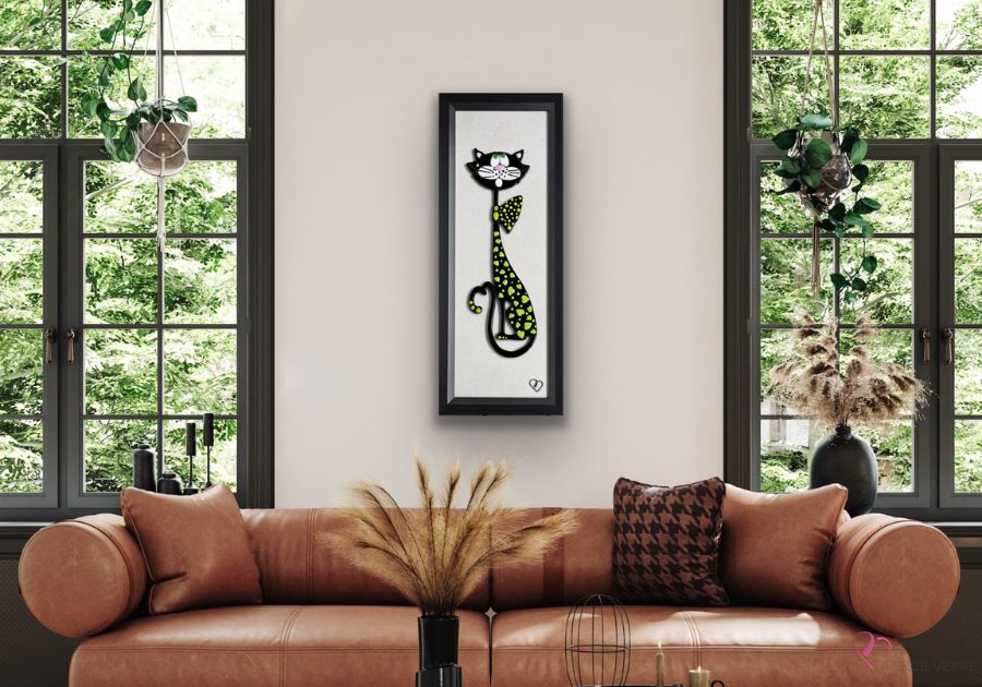 Œuvre murale de chat Limette en verre fusionné présentée dans un décor moderne.