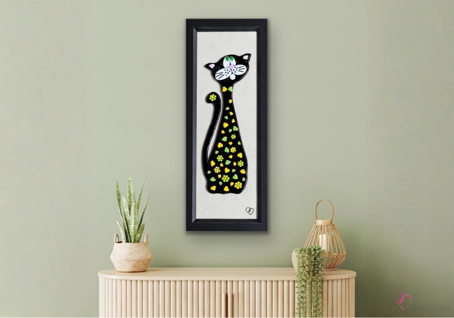 Œuvre murale de chat Limonade en verre fusionné intégrée à un décor contemporain.