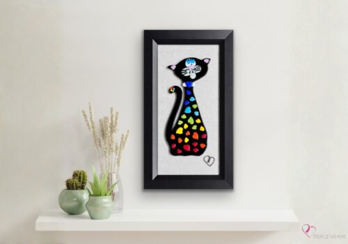 Poupée, chaton collectionneur de cœurs en verre fusionné présenté dans un décor contemporain.