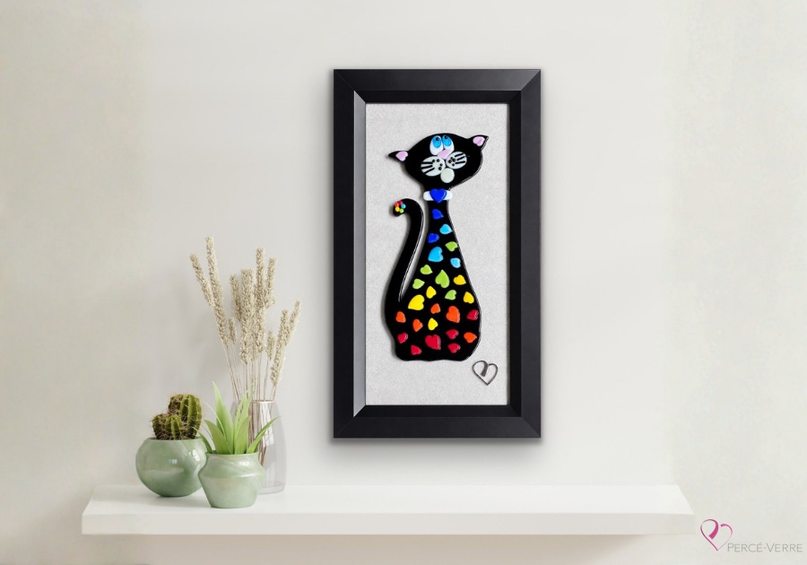 Poupée, chaton collectionneur de cœurs en verre fusionné présenté dans un décor contemporain.