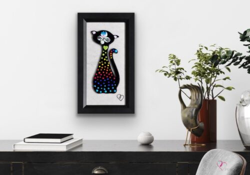 Œuvre murale de chat Skittles en verre fusionné présentée dans un décor intérieur contemporain.