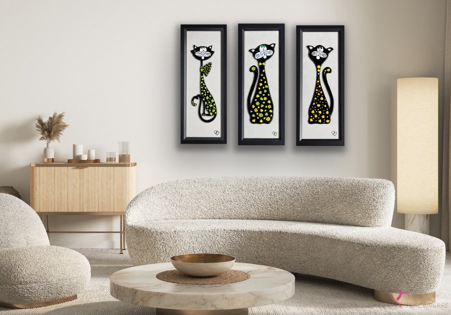 Œuvres murales de chats Limonade, Citron et Limette en verre fusionné présentées dans un décor intérieur.