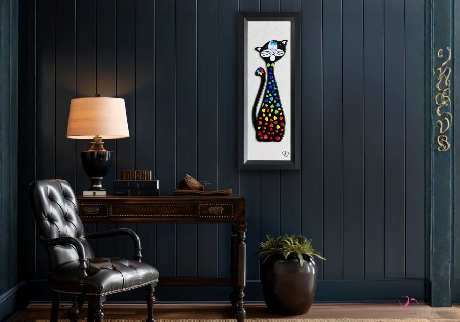 Œuvre murale de chat Yoshi en verre fusionné présentée dans un espace de détente.